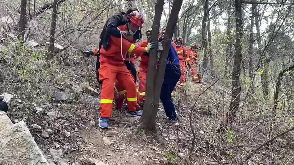 济南：男子登山摔伤被困山间 消防历经一个多小时艰难救出
