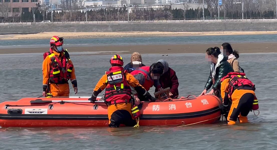 6人赶海遇涨潮被困“孤岛” 烟台消防出动橡皮艇救援