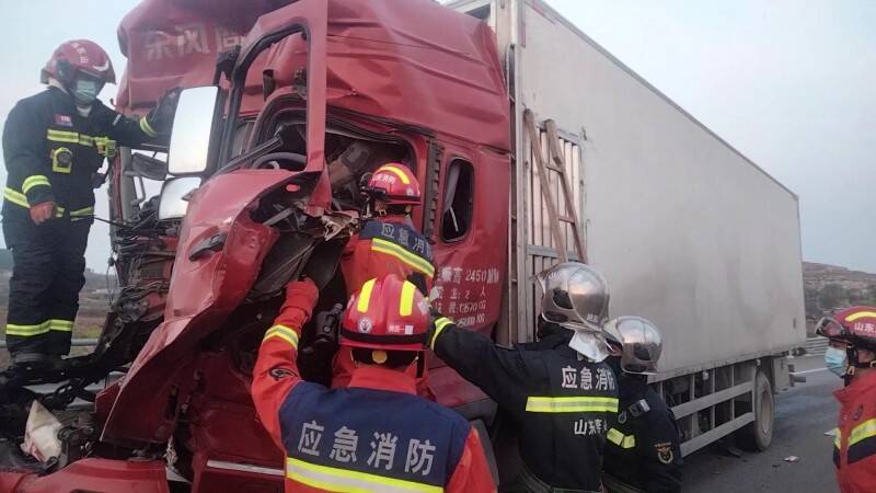 青兰高速肥城段两货车追尾两人被困 泰安消防破拆救人