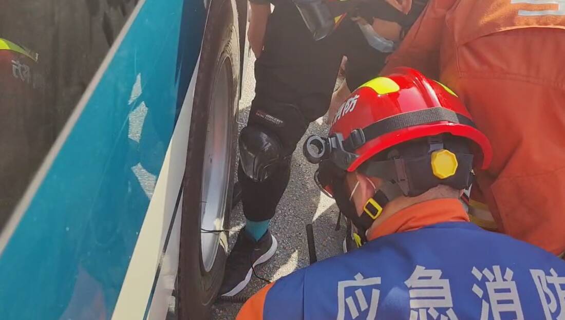 济南：公交车压住行人脚 放气、撬棍、液压……消防紧急营救