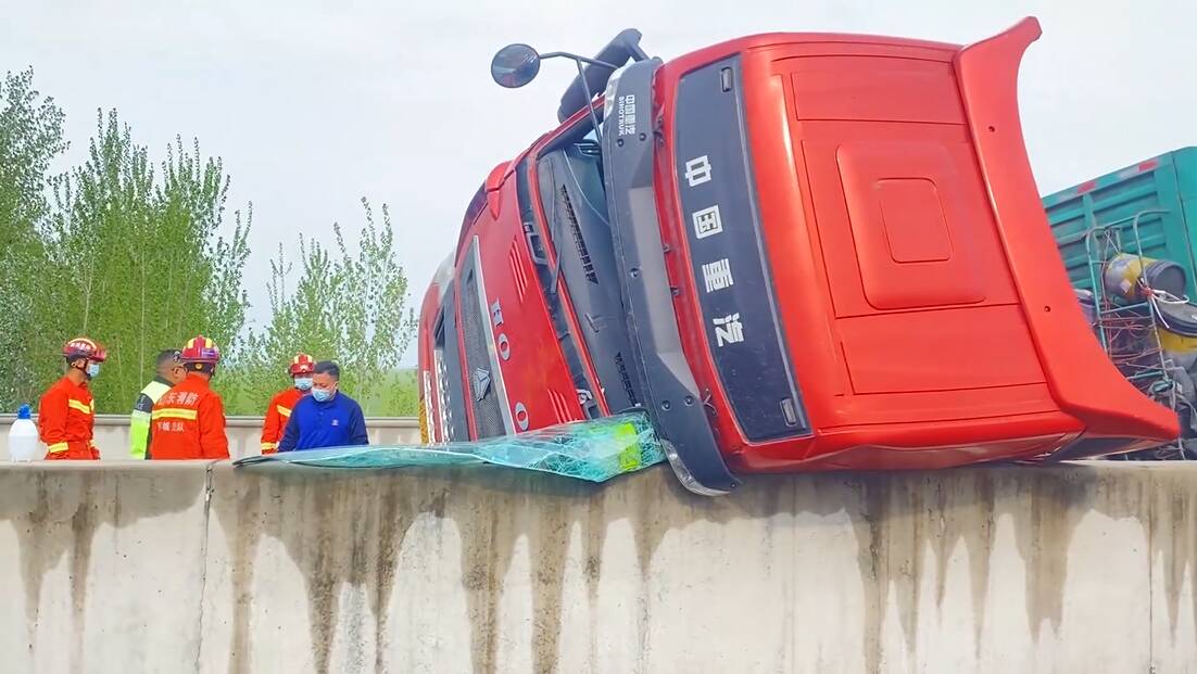 聊城：一货车侧翻车头悬空 消防员用肩膀支撑被困司机20分钟