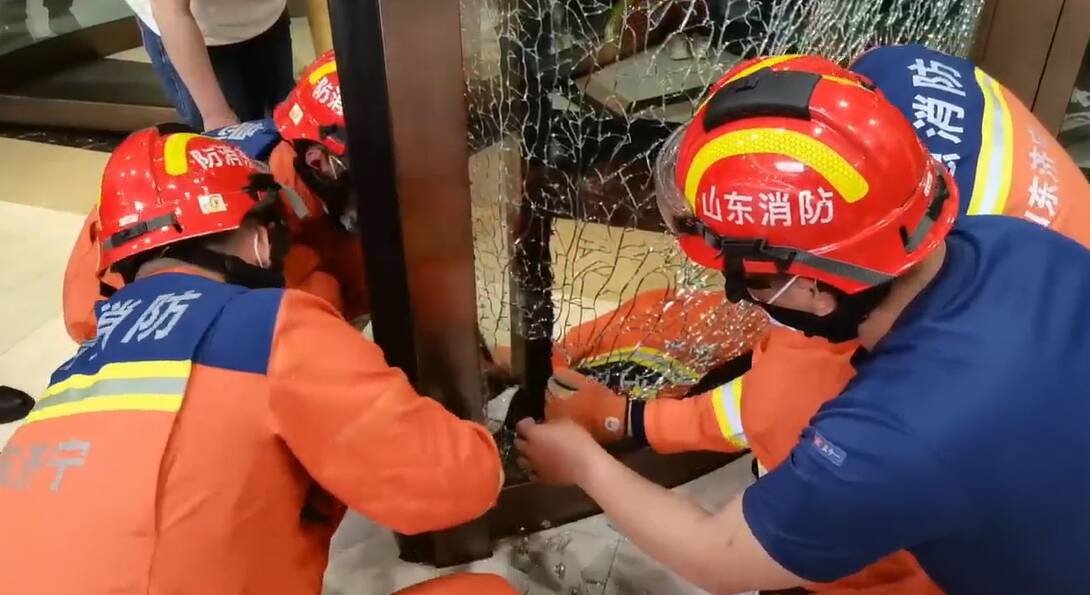 济宁：5岁女童脚卡旋转门 消防员破拆钢化玻璃顺利营救