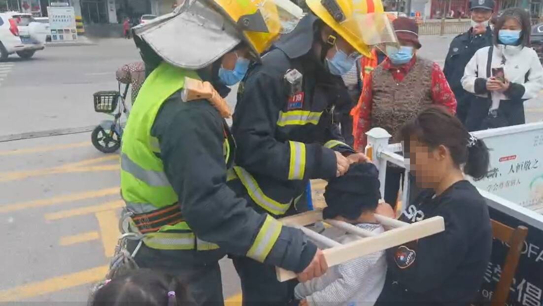 枣庄2岁男孩玩耍脖子被卡 消防1分钟助其脱困