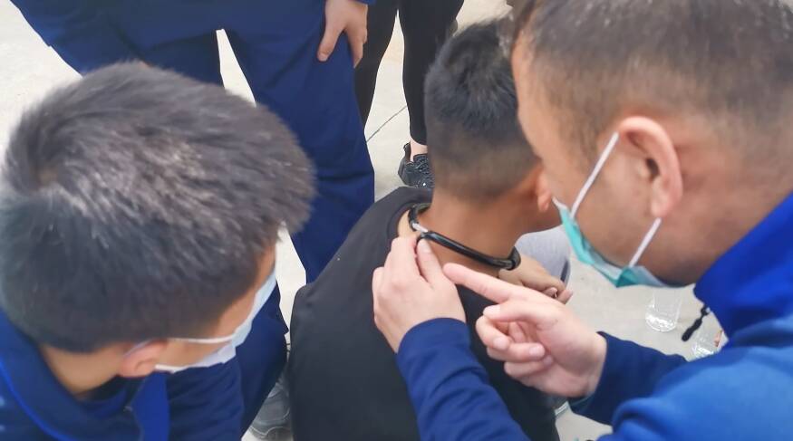 济宁“熊孩子”脖戴锁链被卡 消防员10分钟助其脱困