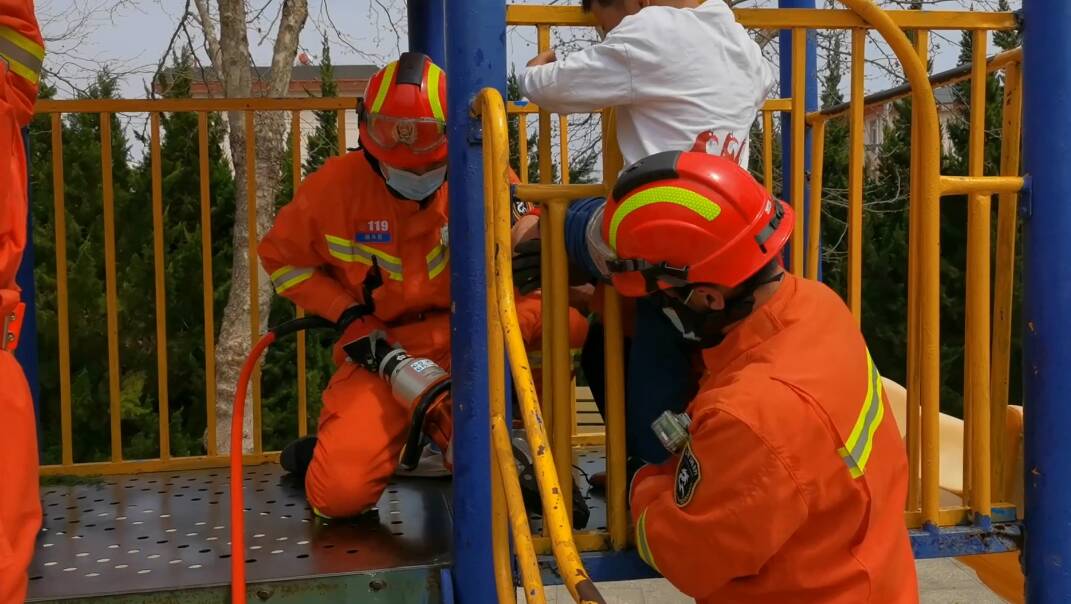 威海：男童玩耍腿被栏杆卡住 消防员肩膀支撑助其脱困