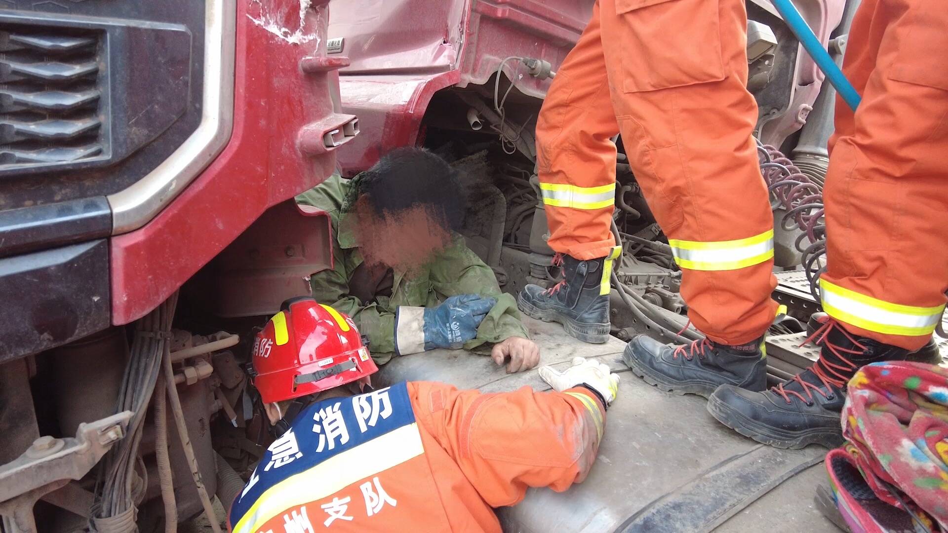 忘记摘挡熄火致车辆失控！大车司机被挤在两车车头间 滨州消防紧急救援