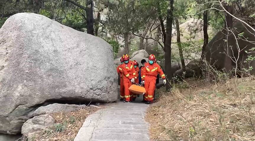 女子登山摔伤被困山间 济宁消防及时救助