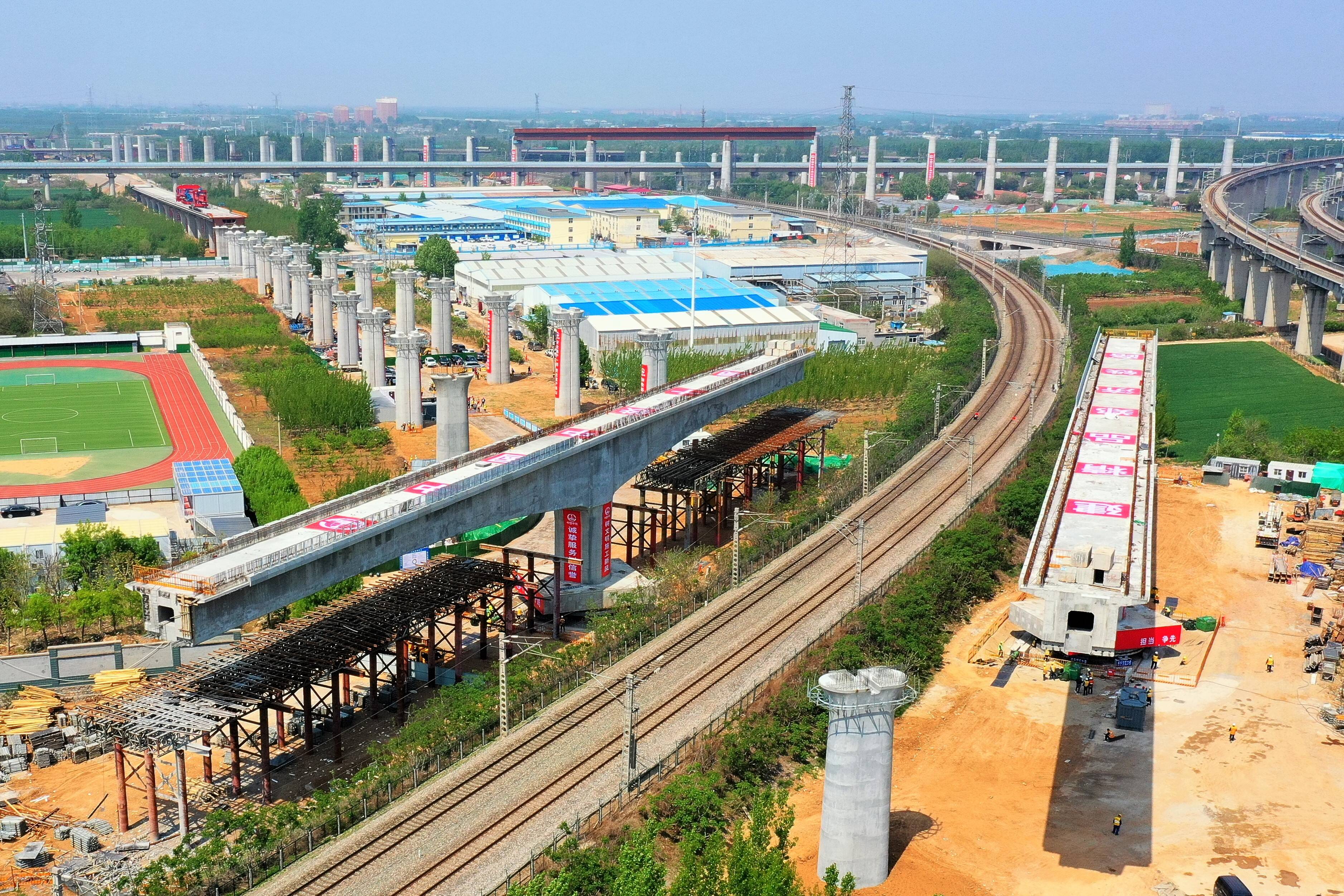 济郑高铁“两桥同转”成功 为打通铺架通道打下坚实基础