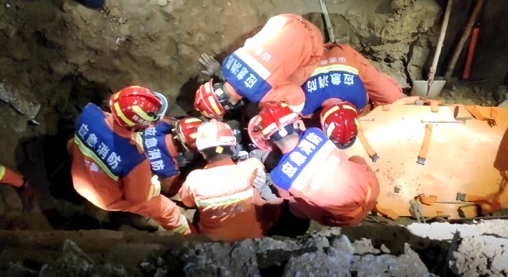 突发塌方！男子被埋3米深坑 消防员构建“人墙”掘地施救