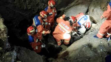 突发塌方！男子被埋3米深坑，夏津消防员紧急掘地施救