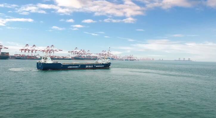 中国自主研发首艘“无人”集装箱船交付运营