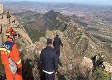 栖霞一男子登山被困800米高山顶 民警爬坡过坎近7公里营救