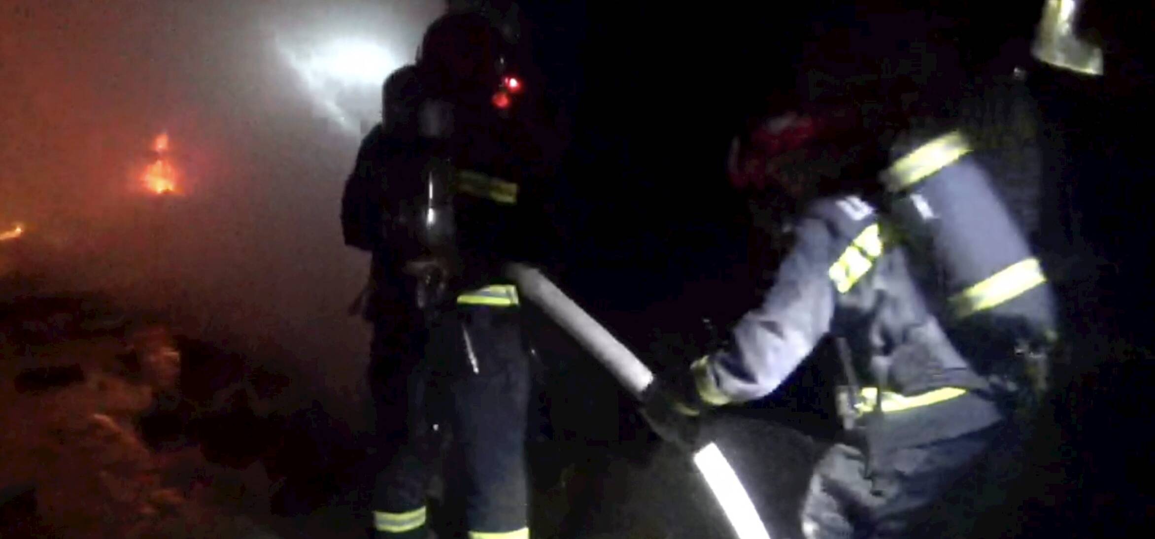 宁津一老人被困火场 消防员展开20分钟生死大营救