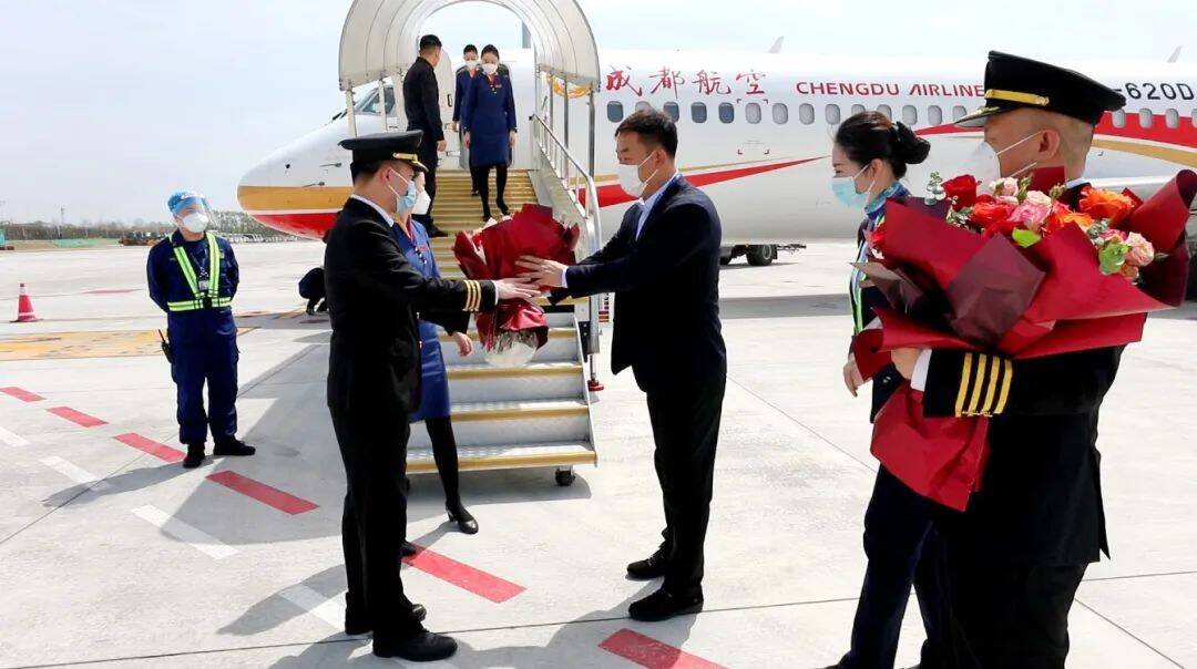 4月26日，威海—菏泽—重庆航线正式开通