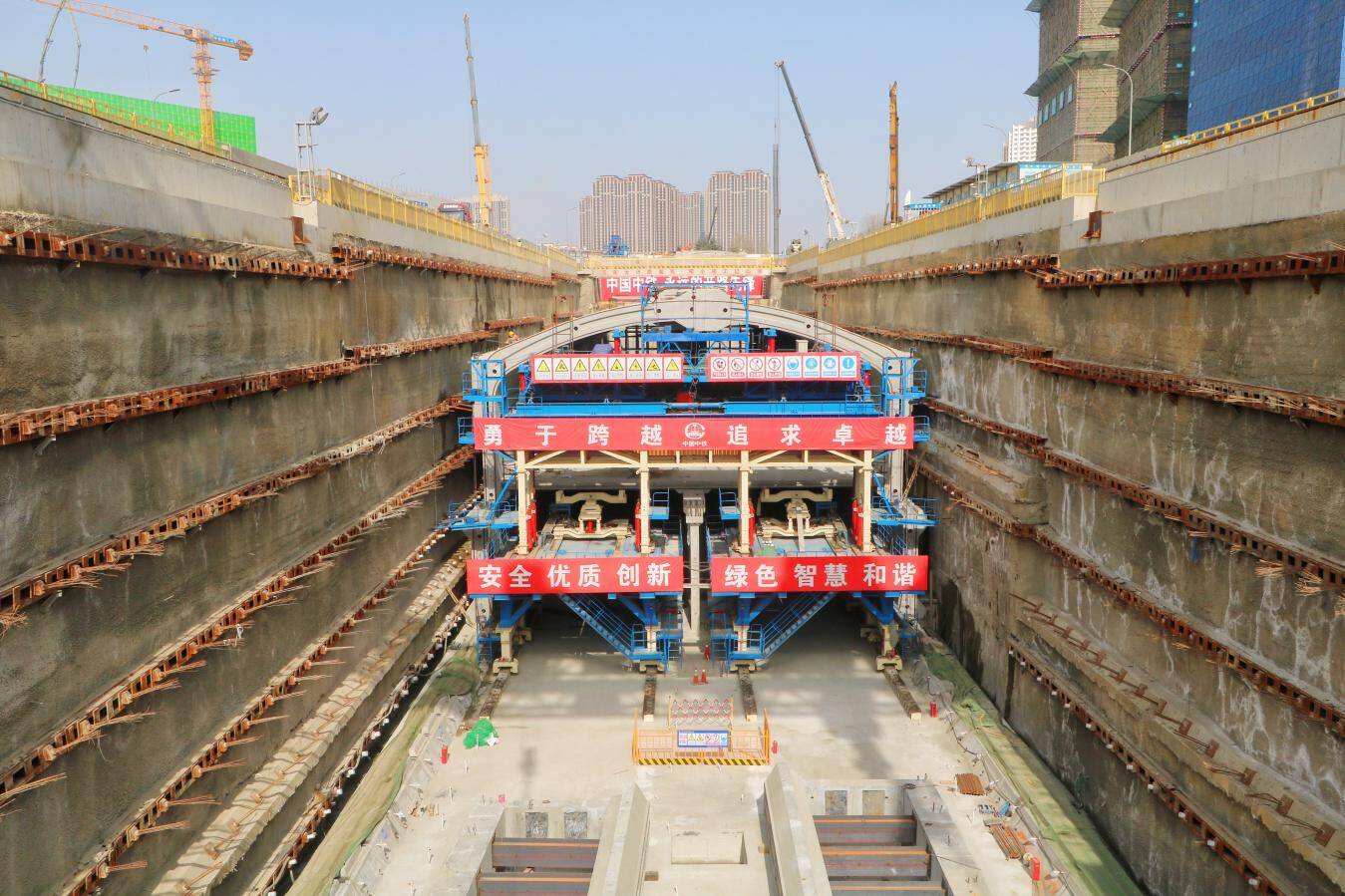 30多人搭起2.3万吨“超级积木” 全国首座全方位装配式地铁车站在青岛拼装完成