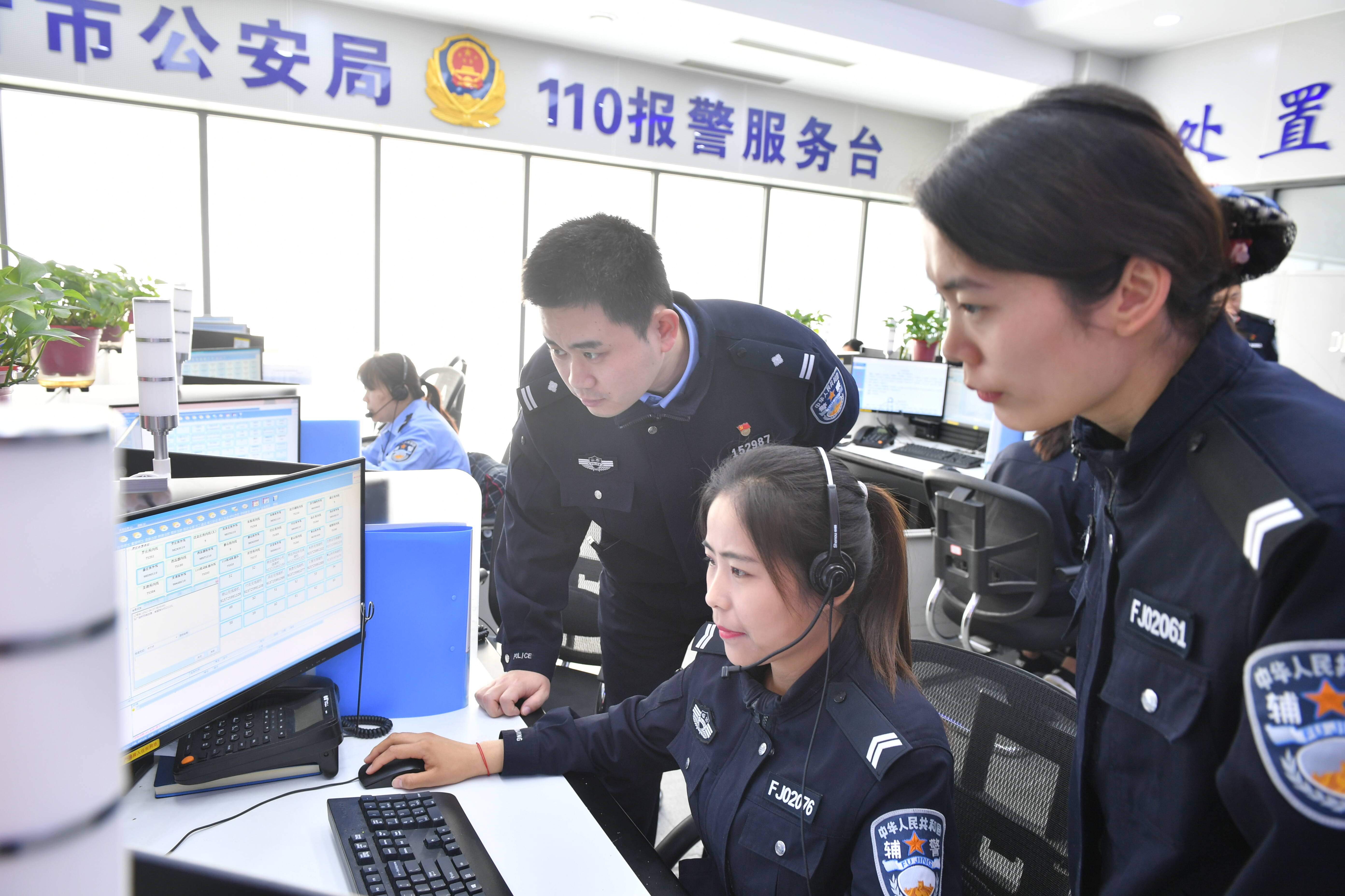 临沂市110报警服务台两名接警员相互接力“保持通话”66分钟 成功救回轻生者