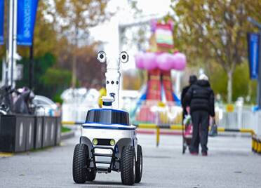 无人机+机器人“硬核”宣传，莱山公安科技助力疫情防控