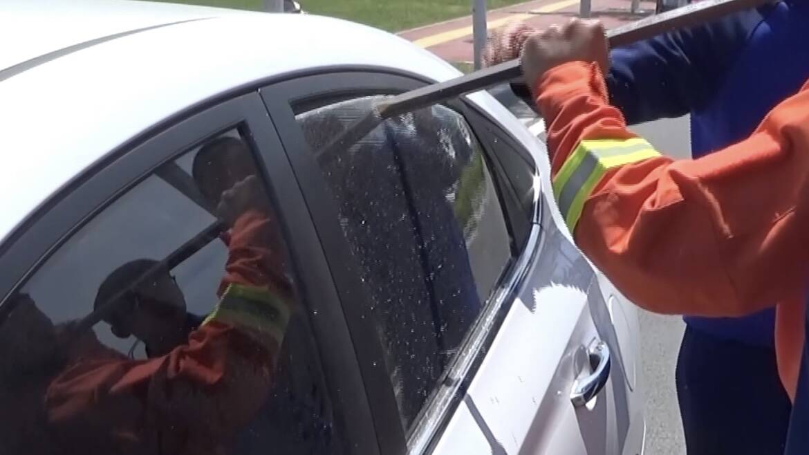 菏泽1岁幼童被困车内 消防救援人员砸窗30秒救出