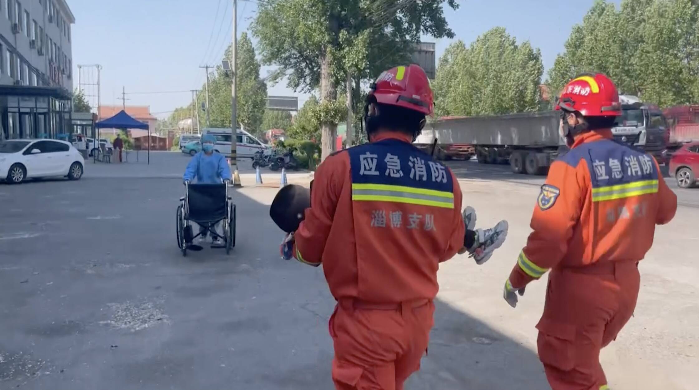 山东淄博：6岁男孩手卷压面机内 消防员快速解救送往医院
