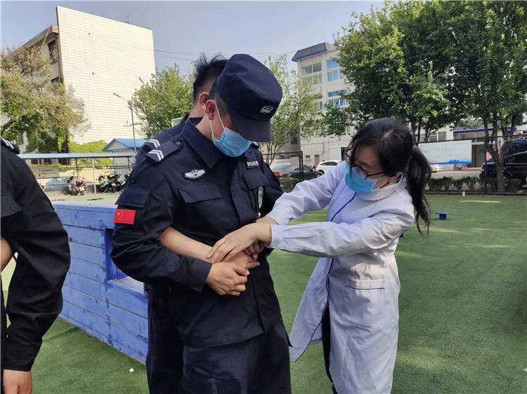 潍坊护理职业学院赴青州市公安局特巡警大队开展应急救护技能培训