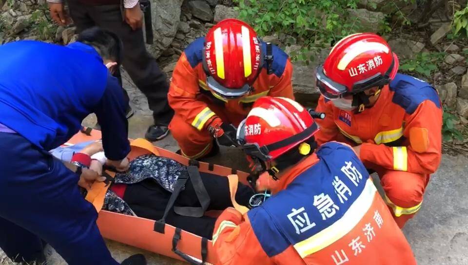 济南龙洞风景区一游客不慎摔伤 消防迅速救援