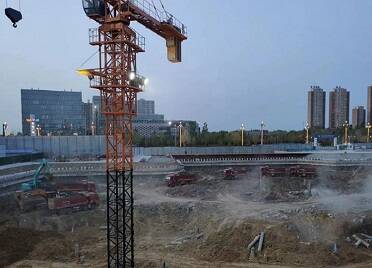 争分夺秒促发展 烟台高新区吾悦广场项目建设“五一”不停工
