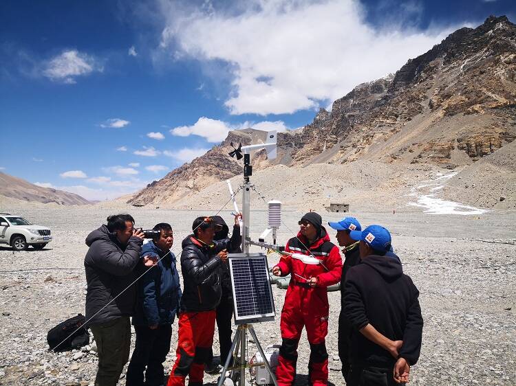 从齐鲁大地到珠穆朗玛峰 山东高校教师成功在海拔7028米的珠峰上架设气象站