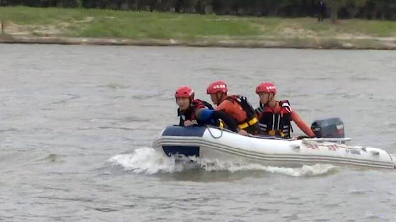 提升水域事故救援处置能力 德城区消防救援大队开展水域救援实战演练