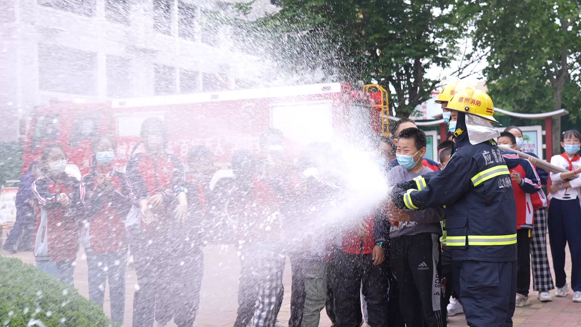 【全国防灾减灾日】武城小学生零距离体验消防器械，提升自防自救能力