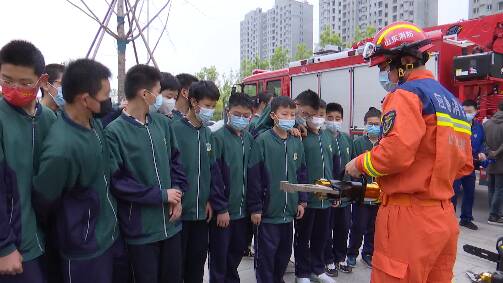 认识消防器具、参与应急演练 潍坊市坊子区小学生学习“硬核”防灾减灾技能