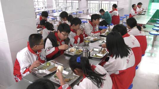 在学校学得好、吃得好、睡得好！潍坊峡山区为学生提供午休午餐服务