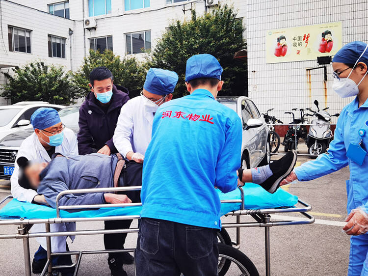 老人就医途中突发呼吸心跳骤停 青州医护人员紧急合力抢救