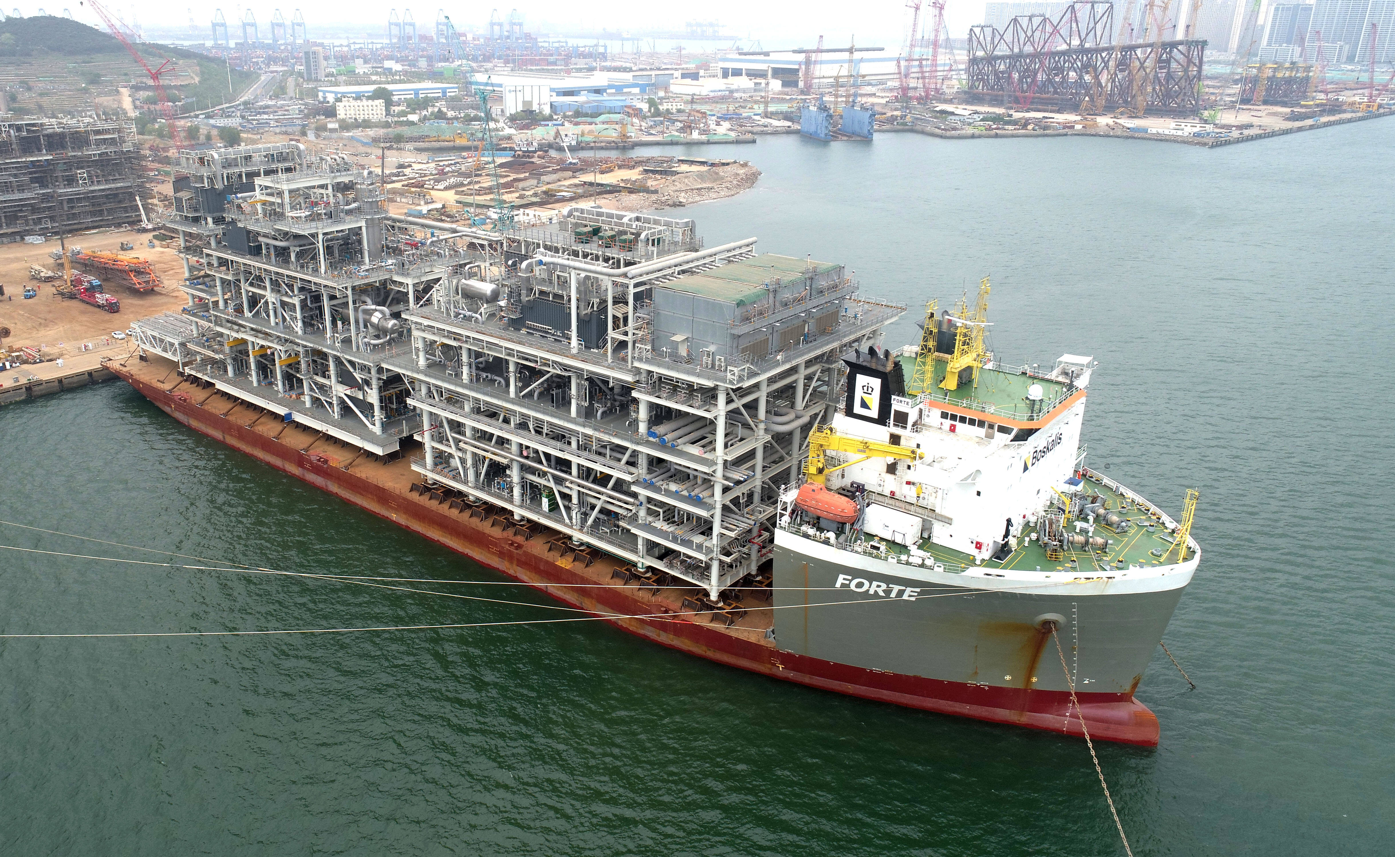 全球首批一体化建造LNG核心工艺模块从青岛起运