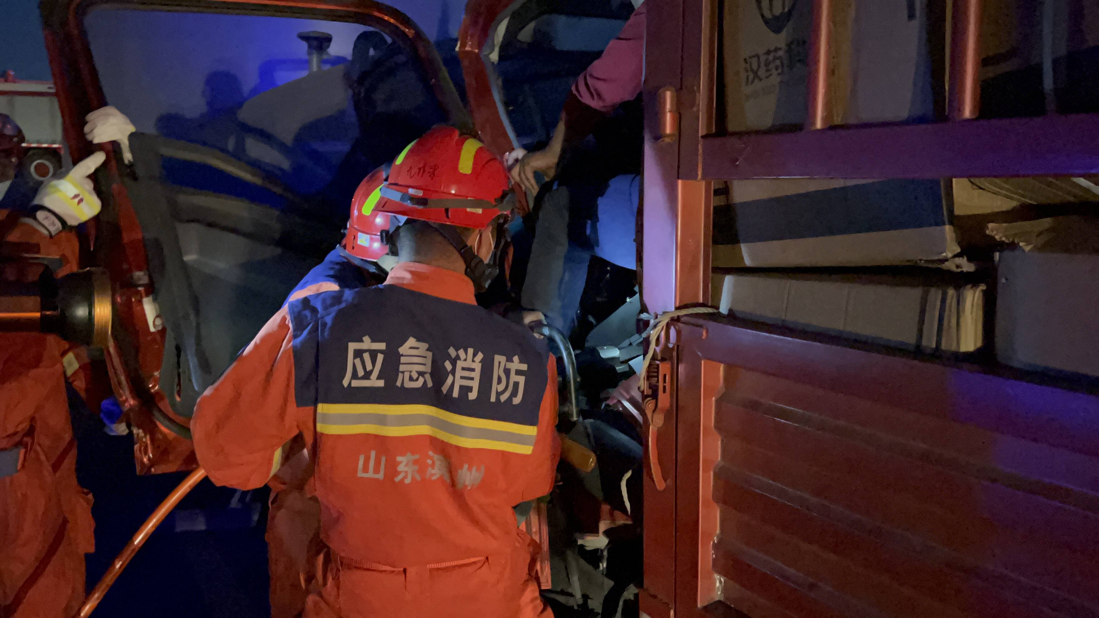 滨州：凌晨两车追尾一人被困 消防紧急救援