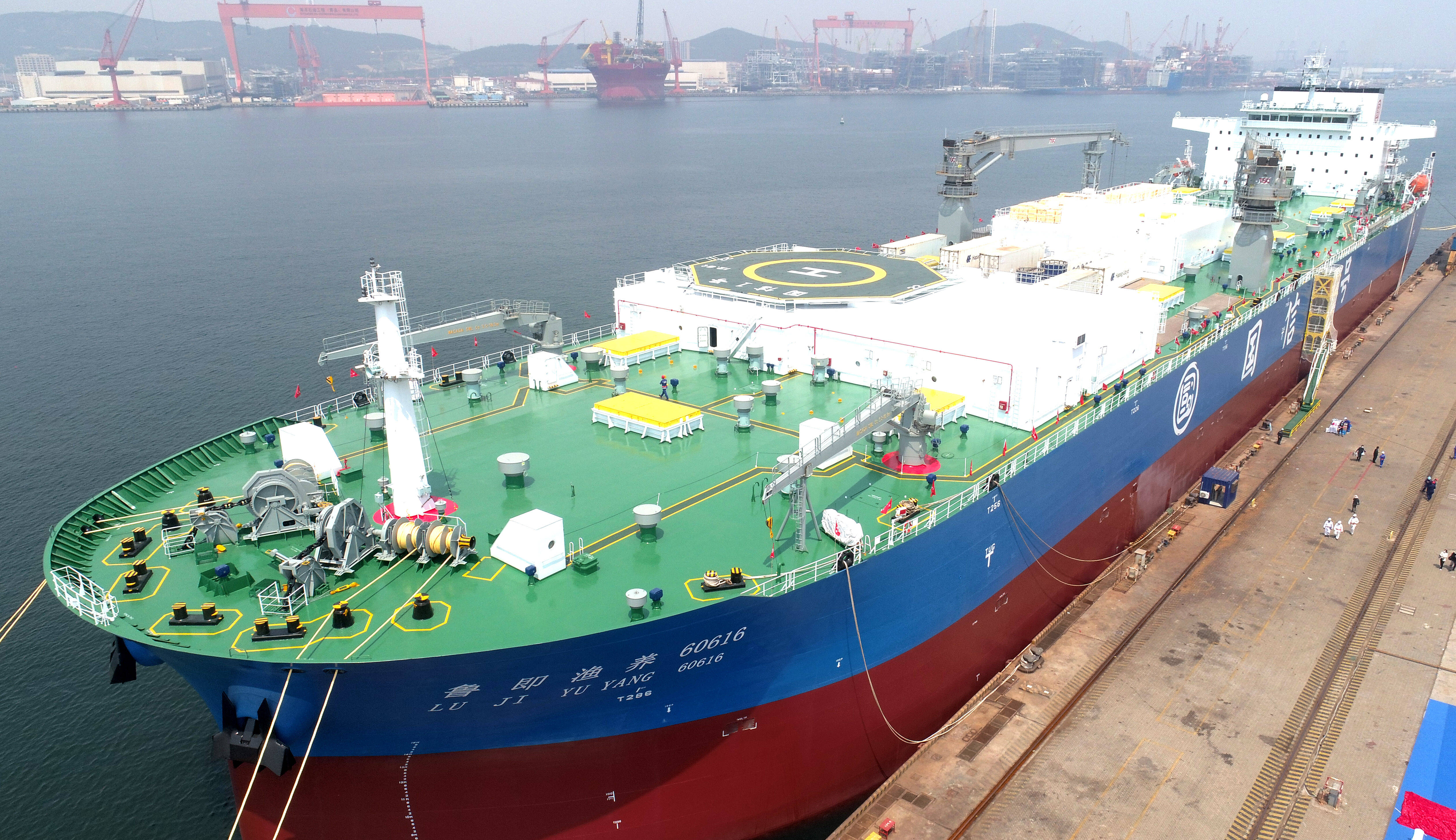 全球首艘10万吨级智慧渔业大型养殖工船在青岛交付