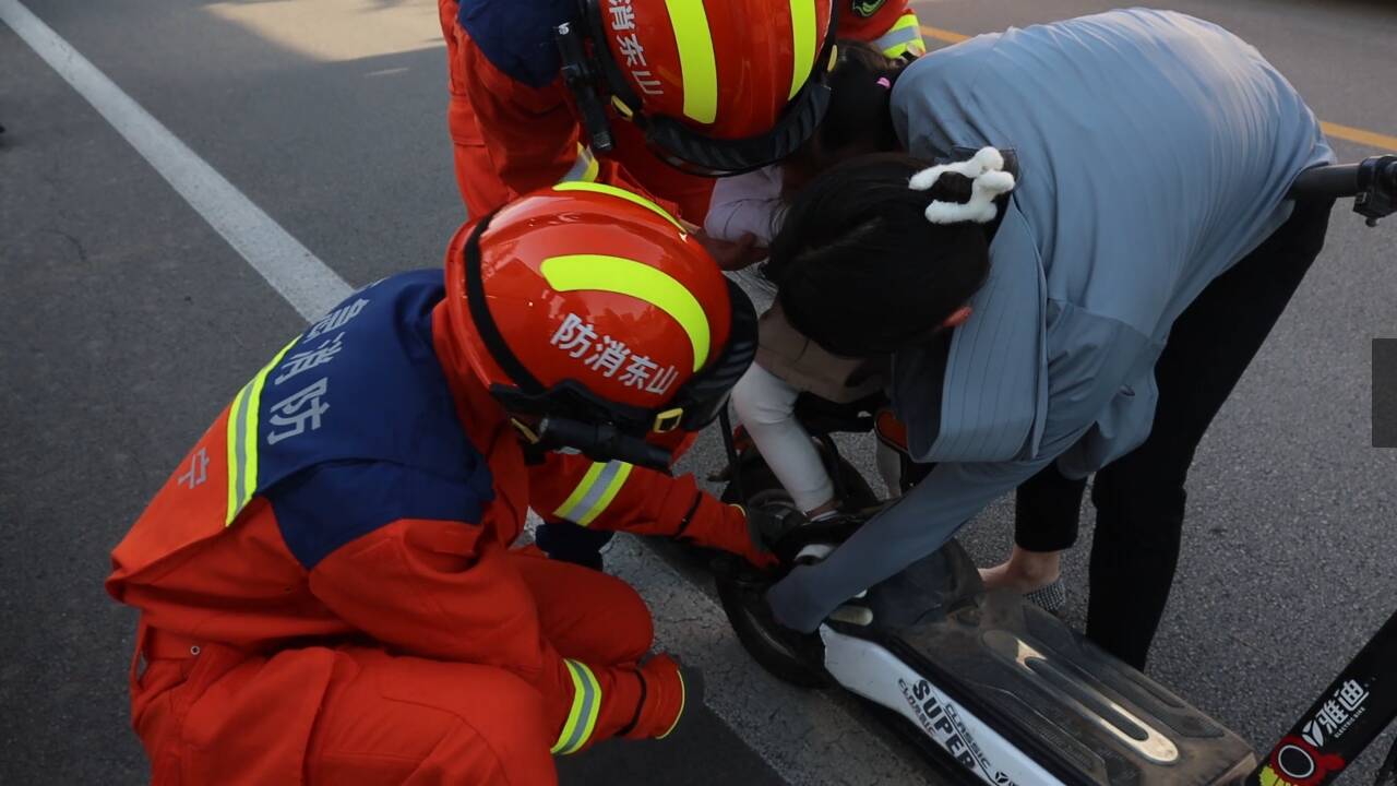 济宁：女童脚卡电动车 消防员5分钟助其脱困