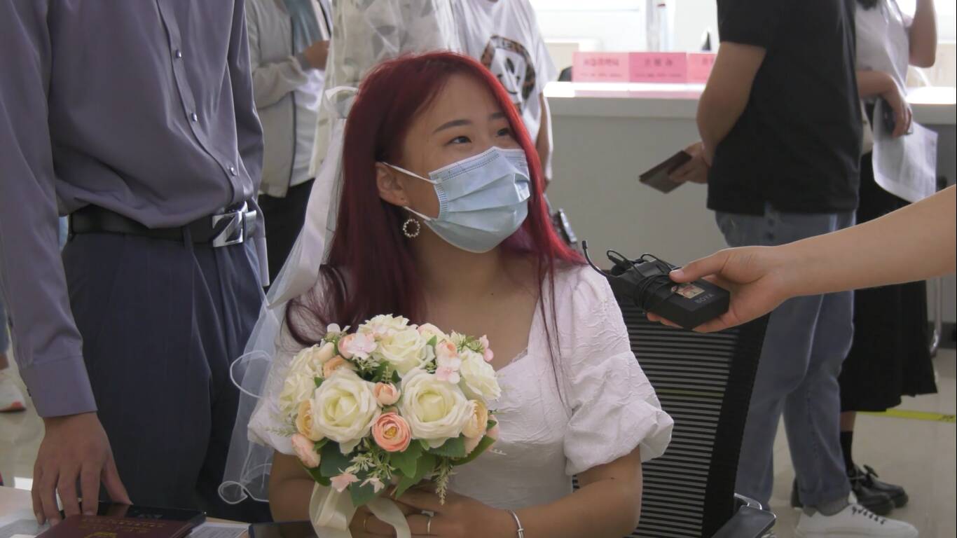 潍坊：“520”结婚登记仪式感满满 新娘穿婚纱亮相