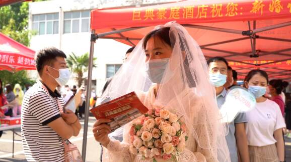 手捧鲜花，身穿婚纱！枣庄市市中区“520”登记“甜度满分”