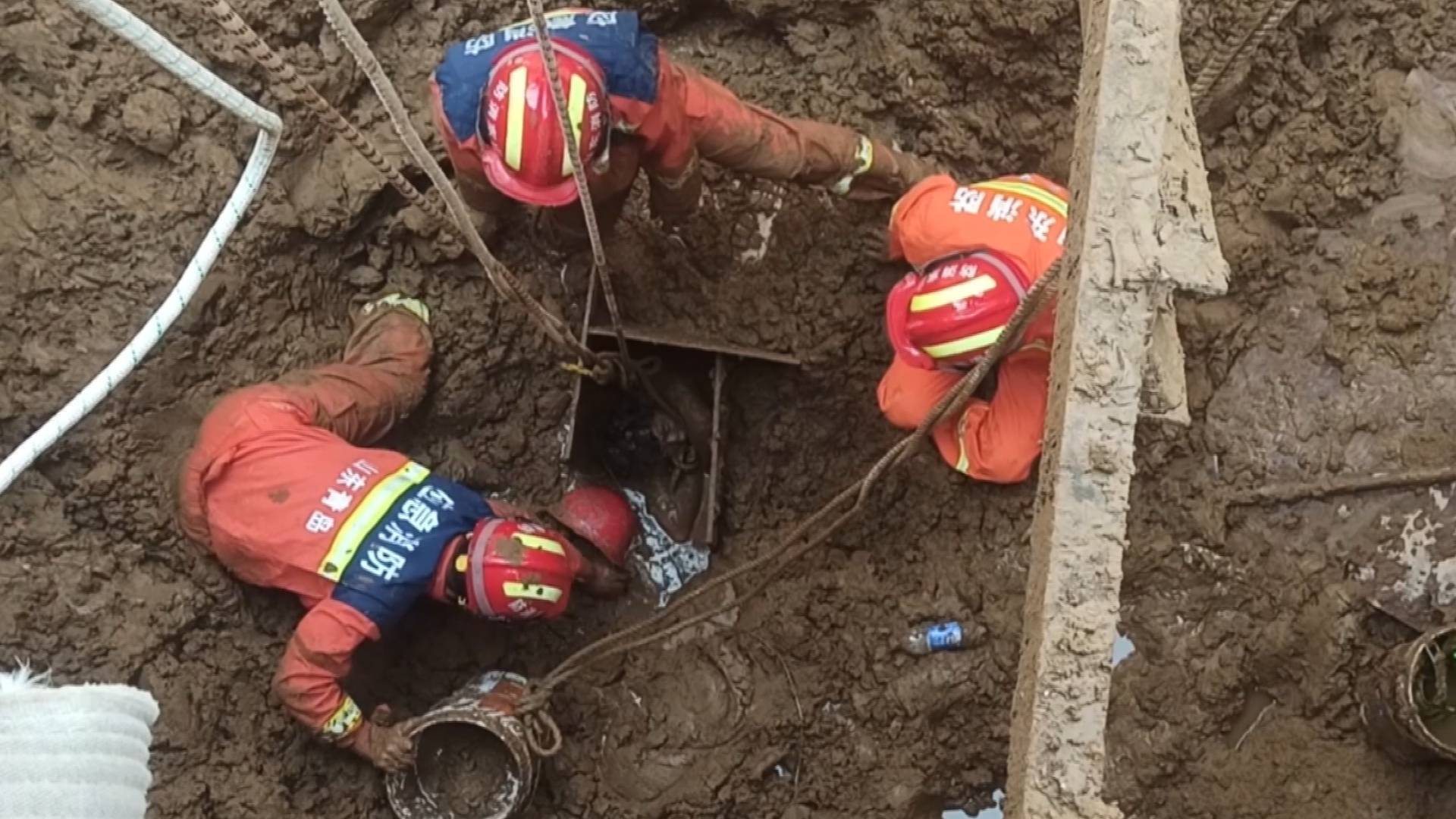男子被困搅拌罐淤泥中 青岛消防员徒手挖泥紧急救援