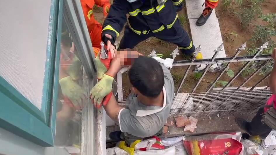 青岛：装修工人胳膊意外被钢筋刺穿 消防拆围栏救援15分钟脱困