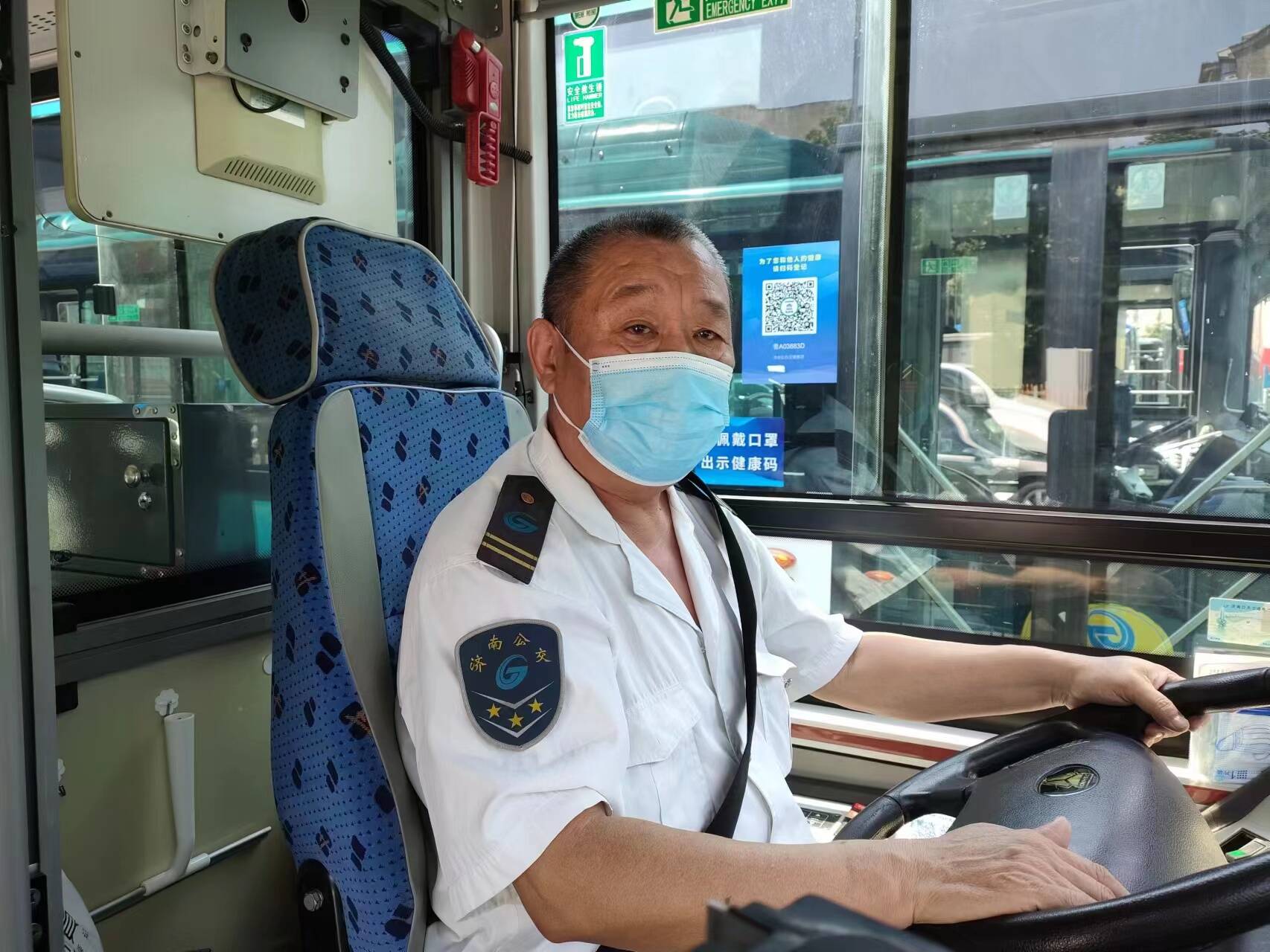 安全行驶120万公里 济南公交44年“老司机”最后一班车结束运行