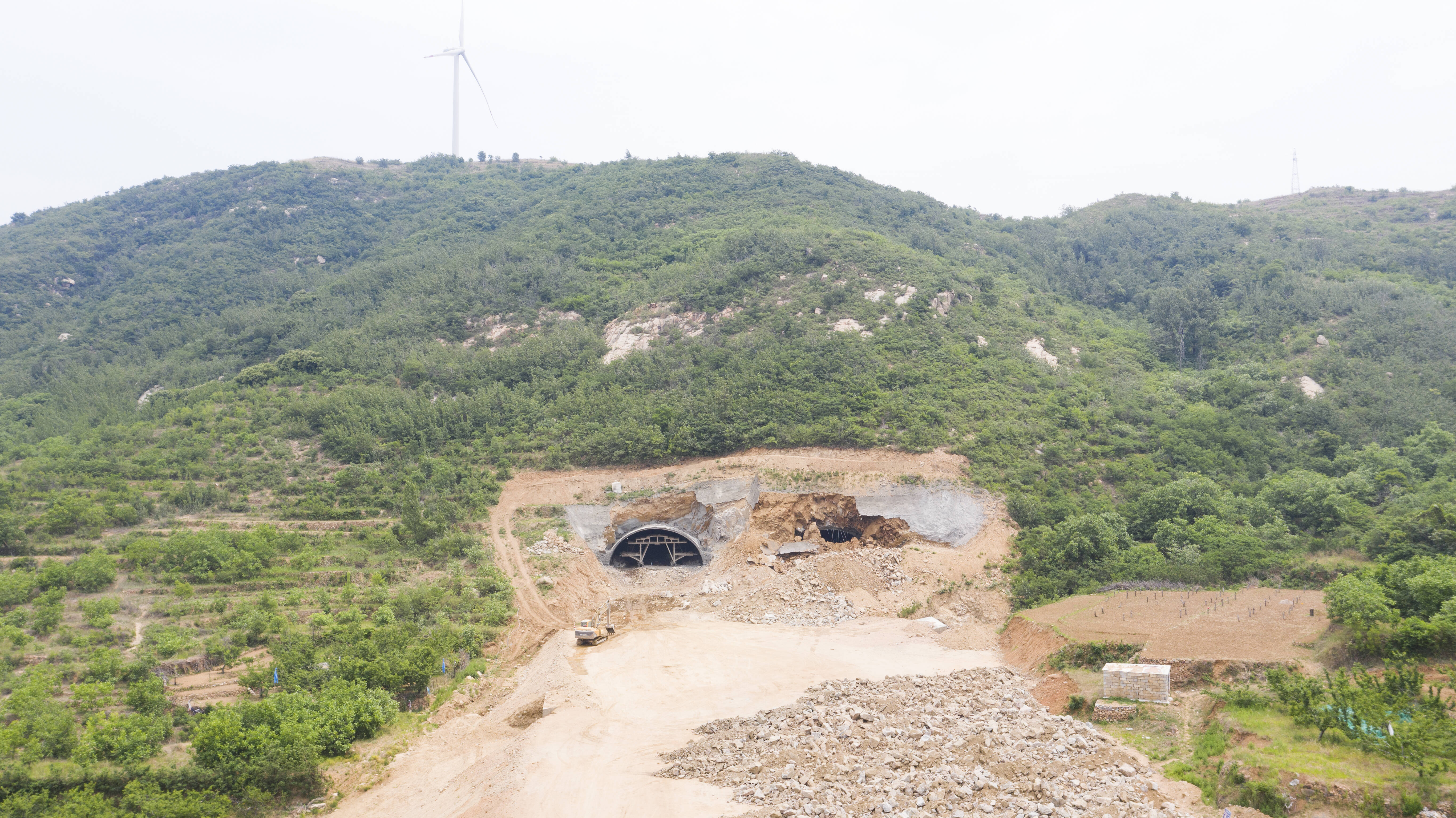 济南“大西环”青龙山隧道右线顺利贯通 项目已进入最后施工阶段