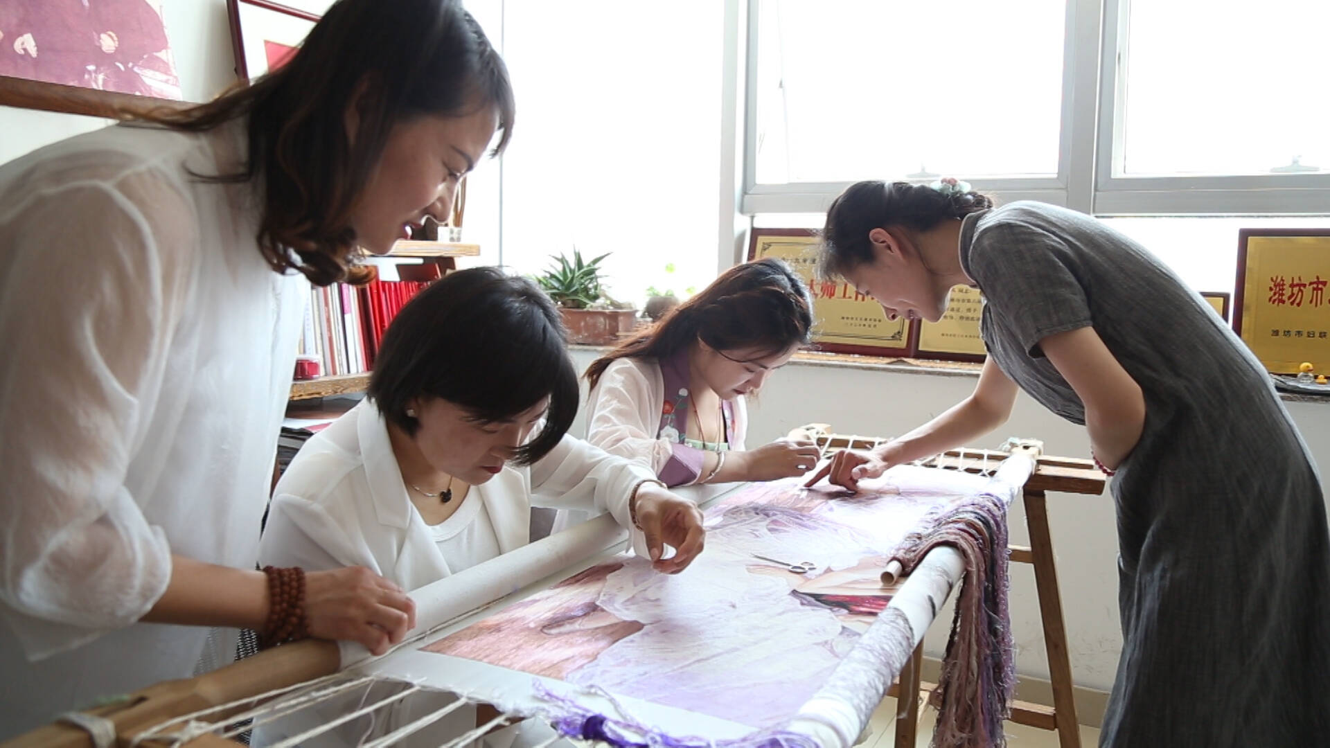 山东手造潍坊刺绣银针穿彩线巧手绣生活