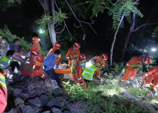 群众登山时出现昏迷现象 邹平市应急救援人员紧急救援