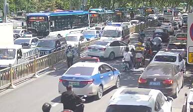 济南：外地救护车情急下进入对向车道被堵 交警翻越护栏紧急疏导