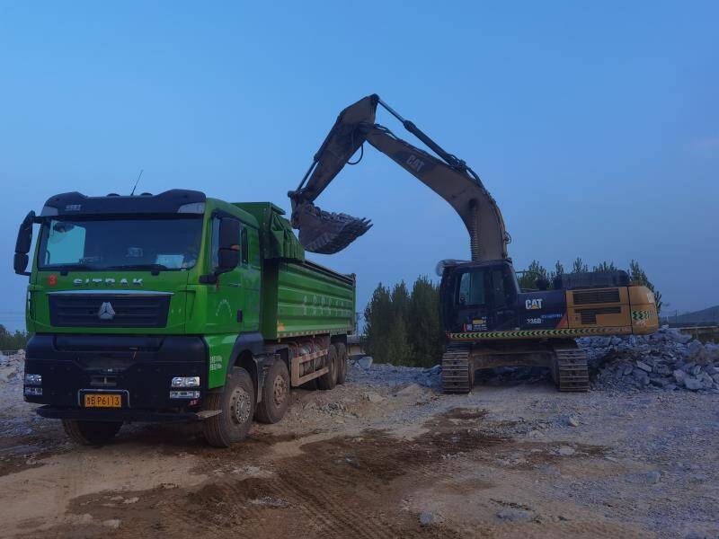 记者看到,显示屏上工地数量,消纳场数量,本地备案渣土车数量等数据一