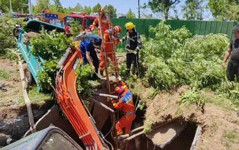 东营一挖掘机陷落污水井 消防紧急救助被困人员脱险