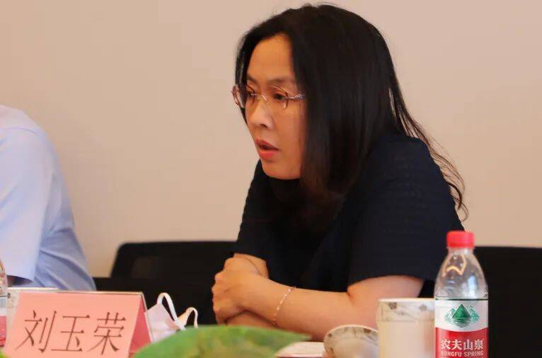 集团总会计师刘玉荣发言刘玉荣就公司运营思路提出见解.