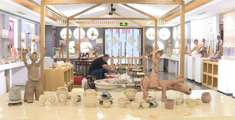 山东手造｜潍坊非遗“手艺人”打造出了陶艺体验区 让“手造艺术”焕发新的光彩