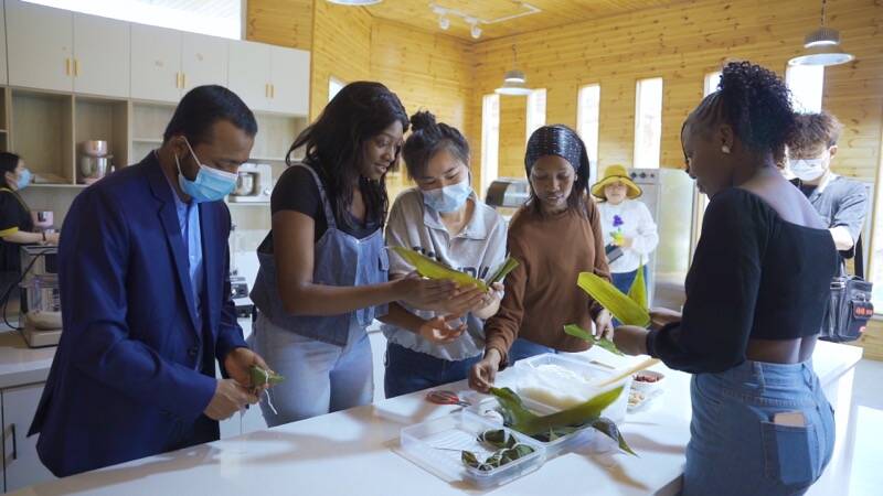 包粽子、摘蔬菜、赏民俗……外国留学生在泰安过端午！